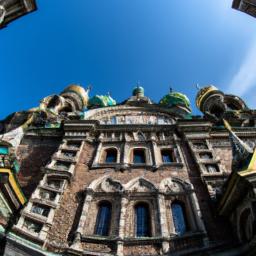 Kasaner Kathedrale, Sankt Petersburg erstrahlt in vollem Glanz: Aufgenommen mit einem Weitwinkelobjektiv direkt vor dieser atemberaubenden Sehenswürdigkeit in Russland