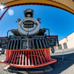 Kingman Railroad Museum erstrahlt in vollem Glanz: Aufgenommen mit einem Weitwinkelobjektiv direkt vor dieser atemberaubenden Sehenswürdigkeit in Kingman