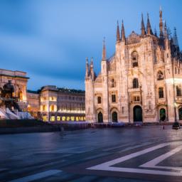 King Milan Square erstrahlt in vollem Glanz: Aufgenommen mit einem Weitwinkelobjektiv direkt vor dieser atemberaubenden Sehenswürdigkeit in Nis