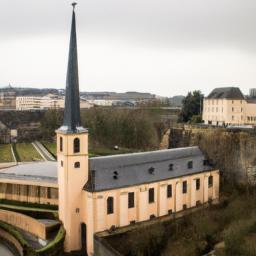 Kirche Saint-Michel, Luxemburg erstrahlt in vollem Glanz: Aufgenommen mit einem Weitwinkelobjektiv direkt vor dieser atemberaubenden Sehenswürdigkeit in Luxemburg