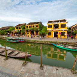 Hoi An Altstadt erstrahlt in vollem Glanz: Aufgenommen mit einem Weitwinkelobjektiv direkt vor dieser atemberaubenden Sehenswürdigkeit in Vietnam
