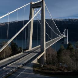 Hardanger Bridge erstrahlt in vollem Glanz: Aufgenommen mit einem Weitwinkelobjektiv direkt vor dieser atemberaubenden Sehenswürdigkeit in Eidfjord