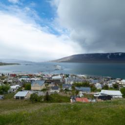 Husavik erstrahlt in vollem Glanz: Aufgenommen mit einem Weitwinkelobjektiv direkt vor dieser atemberaubenden Sehenswürdigkeit in Island
