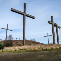 Hügel der Kreuze erstrahlt in vollem Glanz: Aufgenommen mit einem Weitwinkelobjektiv direkt vor dieser atemberaubenden Sehenswürdigkeit in Litauen