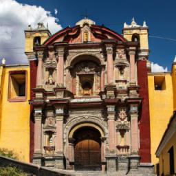 Iglesia de San Joaquin erstrahlt in vollem Glanz: Aufgenommen mit einem Weitwinkelobjektiv direkt vor dieser atemberaubenden Sehenswürdigkeit in Bacalar