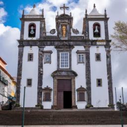 Igreja de São Pedro erstrahlt in vollem Glanz: Aufgenommen mit einem Weitwinkelobjektiv direkt vor dieser atemberaubenden Sehenswürdigkeit in Faro