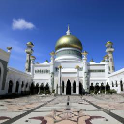 Jame'Asr Hassanil Bolkiah Mosque erstrahlt in vollem Glanz: Aufgenommen mit einem Weitwinkelobjektiv direkt vor dieser atemberaubenden Sehenswürdigkeit in Brunei