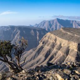 Jebel Shams, Al Hajar Mountains erstrahlt in vollem Glanz: Aufgenommen mit einem Weitwinkelobjektiv direkt vor dieser atemberaubenden Sehenswürdigkeit in Oman