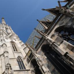 Stephansdom, Wien erstrahlt in vollem Glanz: Aufgenommen mit einem Weitwinkelobjektiv direkt vor dieser atemberaubenden Sehenswürdigkeit in Österreich