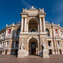 Odessaer Opernhaus erstrahlt in vollem Glanz: Aufgenommen mit einem Weitwinkelobjektiv direkt vor dieser atemberaubenden Sehenswürdigkeit in Ukraine