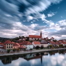 Old Town Maribor erstrahlt in vollem Glanz: Aufgenommen mit einem Weitwinkelobjektiv direkt vor dieser atemberaubenden Sehenswürdigkeit in Slowenien