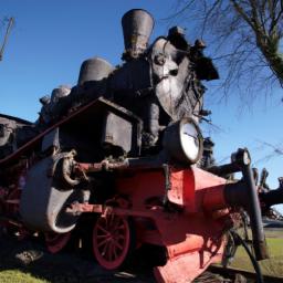 Locomotive Park erstrahlt in vollem Glanz: Aufgenommen mit einem Weitwinkelobjektiv direkt vor dieser atemberaubenden Sehenswürdigkeit in Kingman