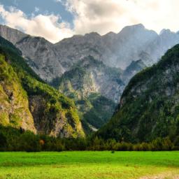 Logar Valley erstrahlt in vollem Glanz: Aufgenommen mit einem Weitwinkelobjektiv direkt vor dieser atemberaubenden Sehenswürdigkeit in Slowenien
