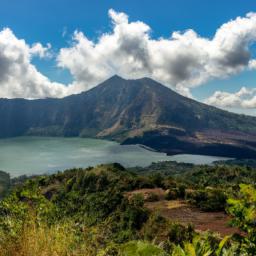 Lake Lanoto'o National Park erstrahlt in vollem Glanz: Aufgenommen mit einem Weitwinkelobjektiv direkt vor dieser atemberaubenden Sehenswürdigkeit in Samoa