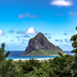 Le Diamant erstrahlt in vollem Glanz: Aufgenommen mit einem Weitwinkelobjektiv direkt vor dieser atemberaubenden Sehenswürdigkeit in Martinique