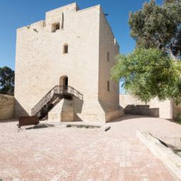 Limassol Castle erstrahlt in vollem Glanz: Aufgenommen mit einem Weitwinkelobjektiv direkt vor dieser atemberaubenden Sehenswürdigkeit in Zypern