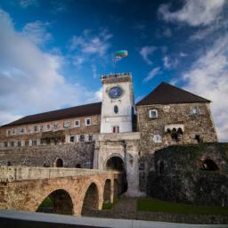 Ljubljana Castle erstrahlt in vollem Glanz: Aufgenommen mit einem Weitwinkelobjektiv direkt vor dieser atemberaubenden Sehenswürdigkeit in Slowenien