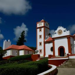 Mount Saint Benedict Monastery, Trinidad erstrahlt in vollem Glanz: Aufgenommen mit einem Weitwinkelobjektiv direkt vor dieser atemberaubenden Sehenswürdigkeit in Trinidad und Tobago
