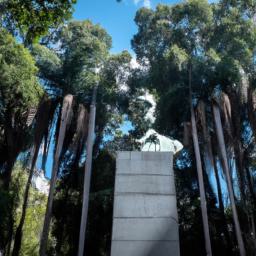 Monumento a Guillermo Brown erstrahlt in vollem Glanz: Aufgenommen mit einem Weitwinkelobjektiv direkt vor dieser atemberaubenden Sehenswürdigkeit in Rio Gallegos