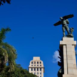 Monumento a Ignacio Agramonte erstrahlt in vollem Glanz: Aufgenommen mit einem Weitwinkelobjektiv direkt vor dieser atemberaubenden Sehenswürdigkeit in Cardenas