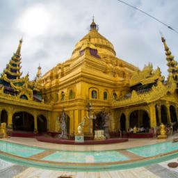 Mahamuni-Buddha-Tempel erstrahlt in vollem Glanz: Aufgenommen mit einem Weitwinkelobjektiv direkt vor dieser atemberaubenden Sehenswürdigkeit in Myanmar