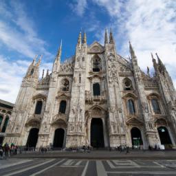 Mailänder Dom, Mailand erstrahlt in vollem Glanz: Aufgenommen mit einem Weitwinkelobjektiv direkt vor dieser atemberaubenden Sehenswürdigkeit in Italien