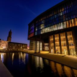 Malmö Stadsbibliotek erstrahlt in vollem Glanz: Aufgenommen mit einem Weitwinkelobjektiv direkt vor dieser atemberaubenden Sehenswürdigkeit in Malmö