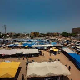 Marché des Féticheurs, Lomé erstrahlt in vollem Glanz: Aufgenommen mit einem Weitwinkelobjektiv direkt vor dieser atemberaubenden Sehenswürdigkeit in Togo