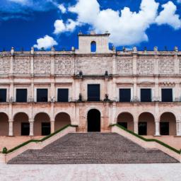 Museo de las Casas Reales erstrahlt in vollem Glanz: Aufgenommen mit einem Weitwinkelobjektiv direkt vor dieser atemberaubenden Sehenswürdigkeit in Santo Domingo