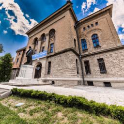 Nationalmuseum Belgrad erstrahlt in vollem Glanz: Aufgenommen mit einem Weitwinkelobjektiv direkt vor dieser atemberaubenden Sehenswürdigkeit in Serbien