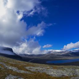 Nationalpark Jotunheimen erstrahlt in vollem Glanz: Aufgenommen mit einem Weitwinkelobjektiv direkt vor dieser atemberaubenden Sehenswürdigkeit in Norwegen