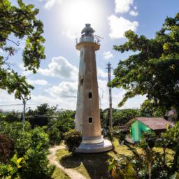 Negril Lighthouse erstrahlt in vollem Glanz: Aufgenommen mit einem Weitwinkelobjektiv direkt vor dieser atemberaubenden Sehenswürdigkeit in Negril
