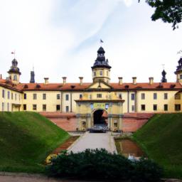 Nesvizh Schloss erstrahlt in vollem Glanz: Aufgenommen mit einem Weitwinkelobjektiv direkt vor dieser atemberaubenden Sehenswürdigkeit in Belarus
