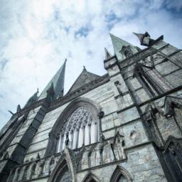 Nidarosdomen erstrahlt in vollem Glanz: Aufgenommen mit einem Weitwinkelobjektiv direkt vor dieser atemberaubenden Sehenswürdigkeit in Trondheim