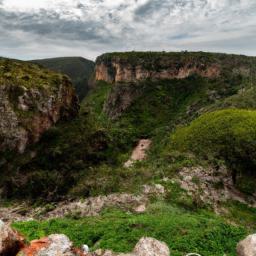 Tundavala-Schlucht erstrahlt in vollem Glanz: Aufgenommen mit einem Weitwinkelobjektiv direkt vor dieser atemberaubenden Sehenswürdigkeit in Angola