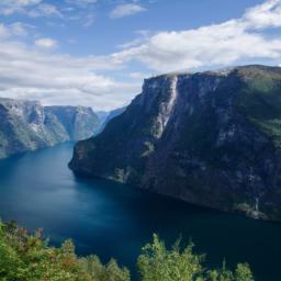 Sognefjord erstrahlt in vollem Glanz: Aufgenommen mit einem Weitwinkelobjektiv direkt vor dieser atemberaubenden Sehenswürdigkeit in Norwegen