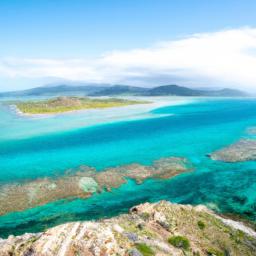 Salt Whistle Bay erstrahlt in vollem Glanz: Aufgenommen mit einem Weitwinkelobjektiv direkt vor dieser atemberaubenden Sehenswürdigkeit in St. Vincent und die Grenadinen
