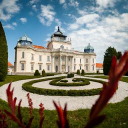 Schlosspark Eisenstadt erstrahlt in vollem Glanz: Aufgenommen mit einem Weitwinkelobjektiv direkt vor dieser atemberaubenden Sehenswürdigkeit in Eisenstadt