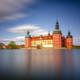 Schloss Gripsholm erstrahlt in vollem Glanz: Aufgenommen mit einem Weitwinkelobjektiv direkt vor dieser atemberaubenden Sehenswürdigkeit in Schweden