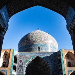 Sheikh Lotfollah-Moschee erstrahlt in vollem Glanz: Aufgenommen mit einem Weitwinkelobjektiv direkt vor dieser atemberaubenden Sehenswürdigkeit in Iran