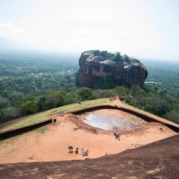 Sigiriya erstrahlt in vollem Glanz: Aufgenommen mit einem Weitwinkelobjektiv direkt vor dieser atemberaubenden Sehenswürdigkeit in Sri Lanka