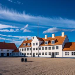 Skagen By- og Egnsmuseum erstrahlt in vollem Glanz: Aufgenommen mit einem Weitwinkelobjektiv direkt vor dieser atemberaubenden Sehenswürdigkeit in Skagen