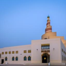 State Grand Mosque, Doha erstrahlt in vollem Glanz: Aufgenommen mit einem Weitwinkelobjektiv direkt vor dieser atemberaubenden Sehenswürdigkeit in Katar