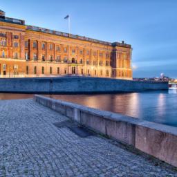 Stockholms Schloss erstrahlt in vollem Glanz: Aufgenommen mit einem Weitwinkelobjektiv direkt vor dieser atemberaubenden Sehenswürdigkeit in Schweden