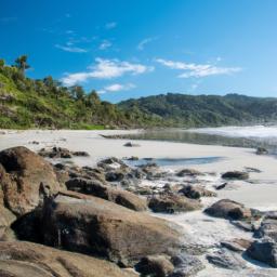 Strand von Santa Teresa erstrahlt in vollem Glanz: Aufgenommen mit einem Weitwinkelobjektiv direkt vor dieser atemberaubenden Sehenswürdigkeit in Costa Rica