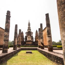 Sukhothai Historical Park erstrahlt in vollem Glanz: Aufgenommen mit einem Weitwinkelobjektiv direkt vor dieser atemberaubenden Sehenswürdigkeit in Thailand