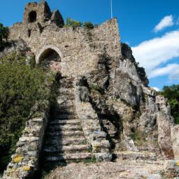 Szigliget Castle erstrahlt in vollem Glanz: Aufgenommen mit einem Weitwinkelobjektiv direkt vor dieser atemberaubenden Sehenswürdigkeit in Balaton
