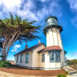 Point Pinos Lighthouse erstrahlt in vollem Glanz: Aufgenommen mit einem Weitwinkelobjektiv direkt vor dieser atemberaubenden Sehenswürdigkeit in Monterey