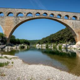 Pont Saint-Bénézet erstrahlt in vollem Glanz: Aufgenommen mit einem Weitwinkelobjektiv direkt vor dieser atemberaubenden Sehenswürdigkeit in Avignon