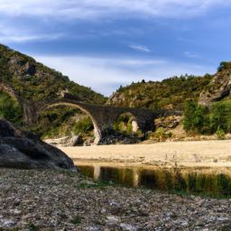 Pont de la Margineda erstrahlt in vollem Glanz: Aufgenommen mit einem Weitwinkelobjektiv direkt vor dieser atemberaubenden Sehenswürdigkeit in Andorra